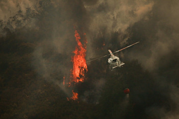 Archivo - Efectivos aéreos de los bomberos durante las labores de extinción del incendio de Avión, a 25 de agosto de 2025, en Avión, Ourense (España). El último de los incendios forestales regis