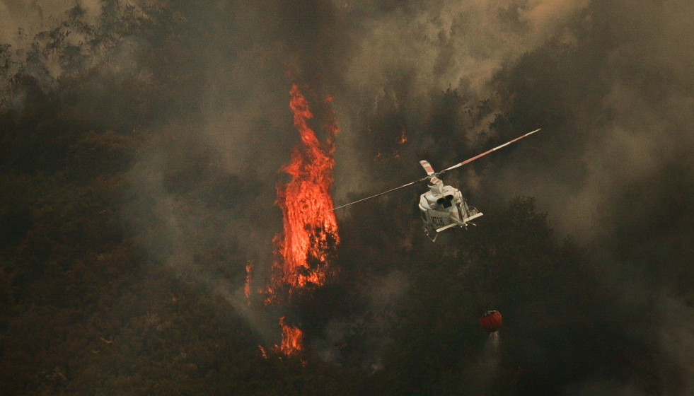 Archivo - Efectivos aéreos de los bomberos durante las labores de extinción del incendio de Avión, a 25 de agosto de 2025, en Avión, Ourense (España). El último de los incendios forestales regis