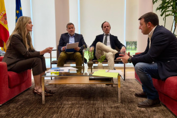 La conselleira de Política Social e Igualdade, Fabiola García, y el alcalde de Manzaneda, Pedro Yáñez