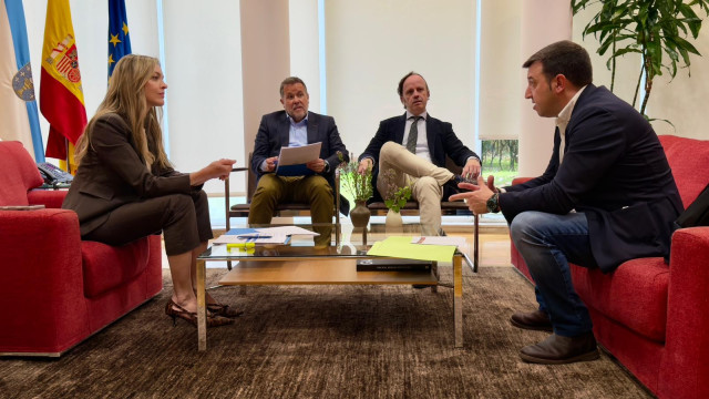 La conselleira de Política Social e Igualdade, Fabiola García, y el alcalde de Manzaneda, Pedro Yáñez