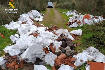 Residuos abandonados en los montes de A Zapateira.