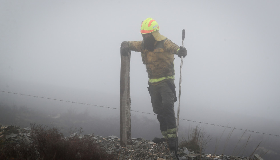 Un bombero trabaja en las labores de extinción de un incendio forestal que ha consumido 30 hectáreas, a 28 de marzo de 2026, en Ourol, Lugo, Galicia (España).