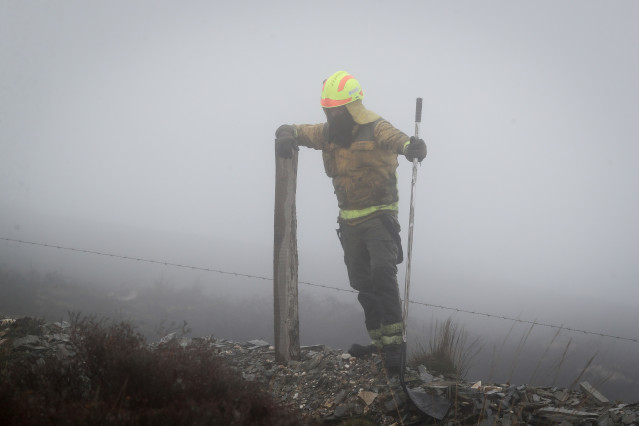 Un bombero trabaja en las labores de extinción de un incendio forestal que ha consumido 30 hectáreas, a 28 de marzo de 2026, en Ourol, Lugo, Galicia (España).