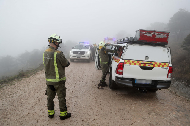 Varios bomberos trabajan en las labores de extinción de un incendio forestal que ha consumido 25 hectáreas, a 28 de marzo de 2026, en Ourol, Lugo, Galicia (España).