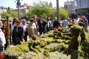 Archivo - Os maios, grandes figuras vegetales, colocados en las calles de Ourense atraen la mirada de los turistas.