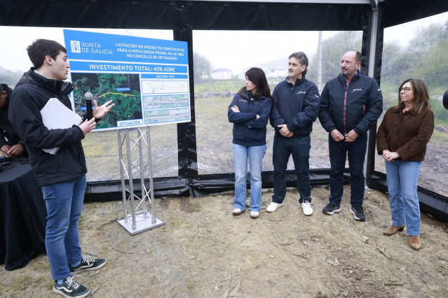 La conselleira de Vivenda e Planificación de Infraestruturas, María Martínez Allegue, avanza la obra en Ortigueira.