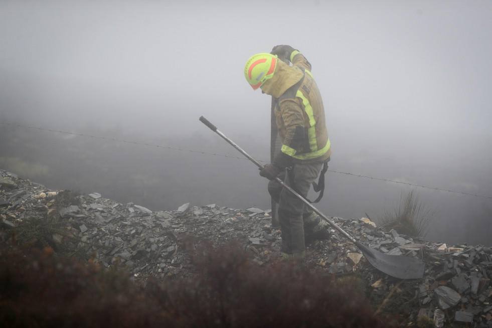 Un bombero trabaja en las labores de extinción de un incendio forestal en Ourol