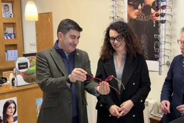 El delegado del Gobierno en Galicia, Pedro Blanco, en una óptica