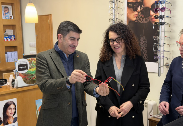 El delegado del Gobierno en Galicia, Pedro Blanco, en una óptica