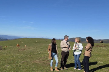Populares visitan una ganadería de vacuno en el municipio de Cervantes (Lugo)