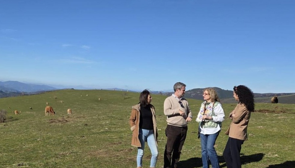 Populares visitan una ganadería de vacuno en el municipio de Cervantes (Lugo)