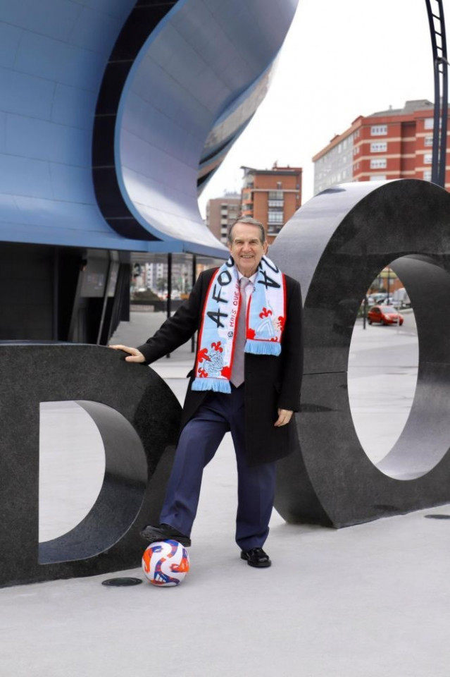 El alcalde de Vigo, Abel Caballero, al pie del estadio de Balaídos.