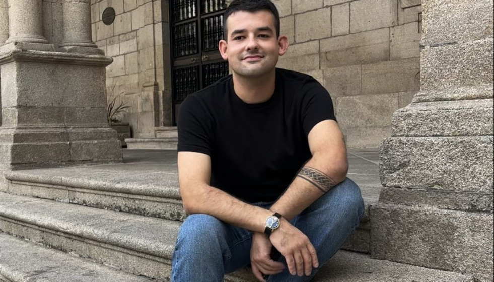 El portavoz de Podemos Ourense, Francisco Diéguez, presenta su dimisión.