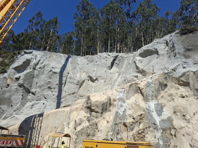 Tramo de la AG-57 a su paso por Gondomar (Pontevedra) afectado por el temporal.