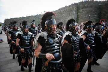 Archivo - Varias personas durante el desfile de Asociaciones del Arde Lucus 2025, a 14 de junio de 2025, en Lugo, Galicia (España).