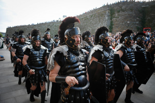 Archivo - Varias personas durante el desfile de Asociaciones del Arde Lucus 2025, a 14 de junio de 2025, en Lugo, Galicia (España).