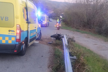 Muere un hombre de 48 años tras salirse la vía con su motocicleta en Riós, Ourense.