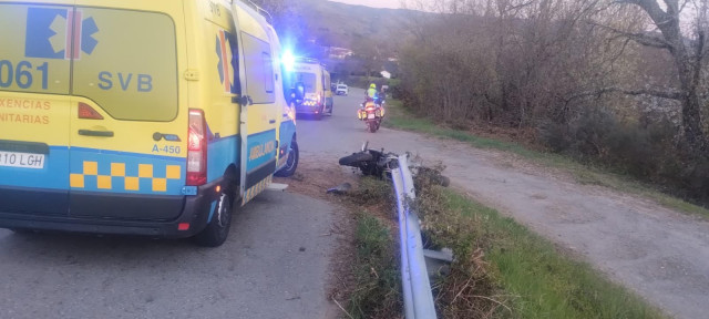 Muere un hombre de 48 años tras salirse la vía con su motocicleta en Riós, Ourense.