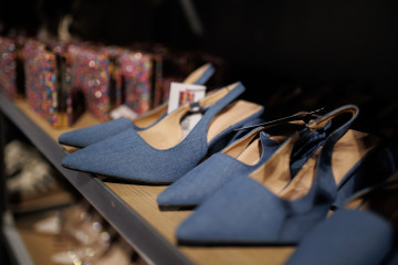 Archivo - Zapatos expuestos durante la inauguración de la tienda efímera de Shein, en el ABC Serrano, a 26 de abril de 2024, en Madrid (España). La tienda de Shein abre sus puertas desde mañana, e