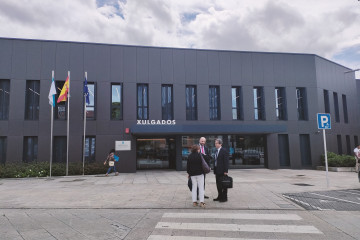 Archivo - Los abogados de la familia de Déborah Fernández Cervera y de Pablo P.S.L, único investigado por su desaparición y muerte, a las puertas del juzgado de Tui (Pontevedra), que instruyó la 