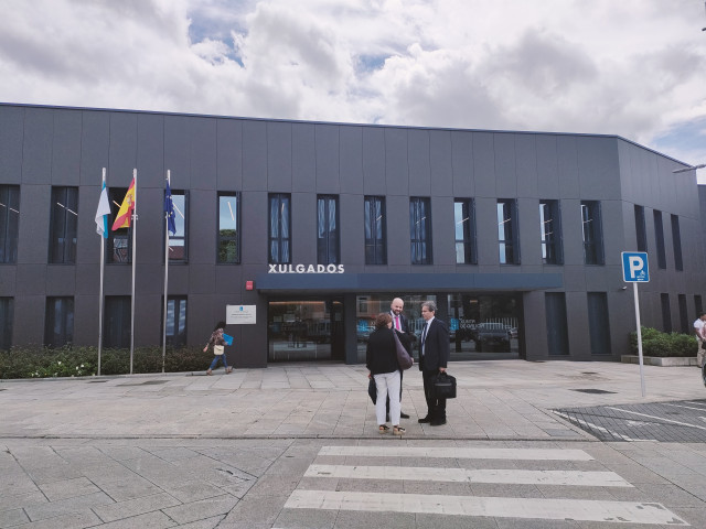 Archivo - Los abogados de la familia de Déborah Fernández Cervera y de Pablo P.S.L, único investigado por su desaparición y muerte, a las puertas del juzgado de Tui (Pontevedra), que instruyó la causa y acordó el archivo.