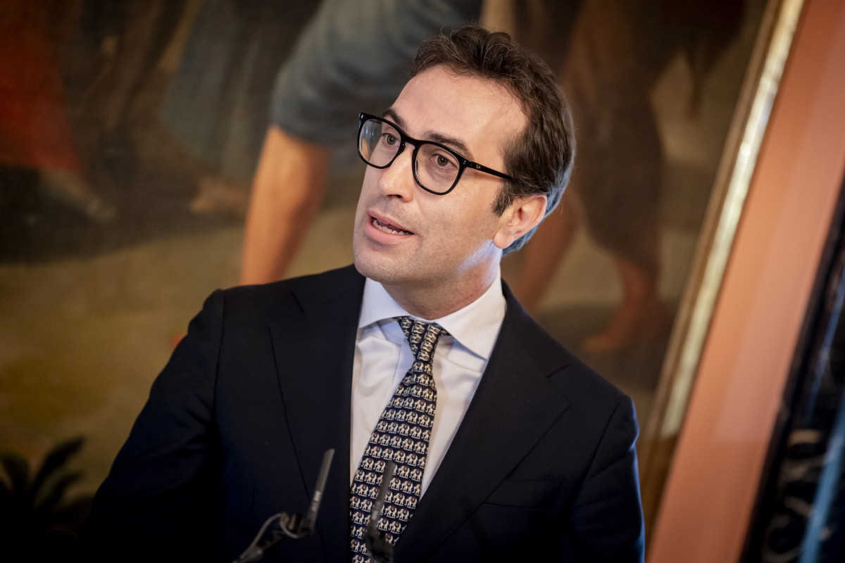 El vicepresidente primero y ministro de Economía, Comercio y Empresa, Carlos Cuerpo, durante el acto de traspaso de cartera, a 27 de marzo de 2026, en Madrid (España). El presidente Pedro Sánchez a