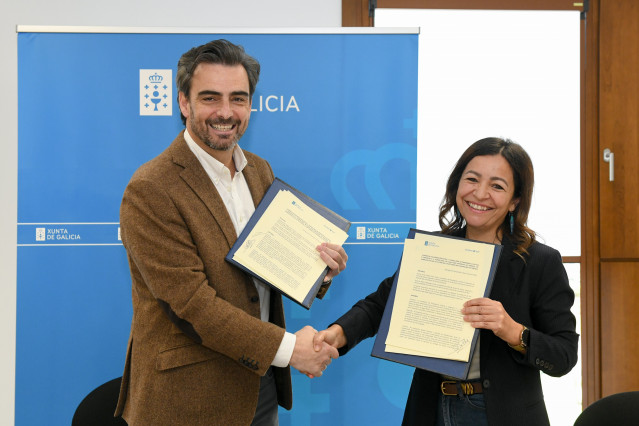 El conselleiro de Presidencia, Xustiza e Deportes, Diego Calvo, y la conselleira do Mar, Marta Villaverde.