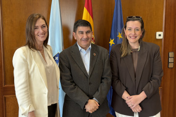 El delegado del Gobierno en Galicia, Pedro Blanco, junto a la nueva presidenta de la Asociación Empresarias de Galicia, Gala Llano, y Luisa López, miembro de la directiva.