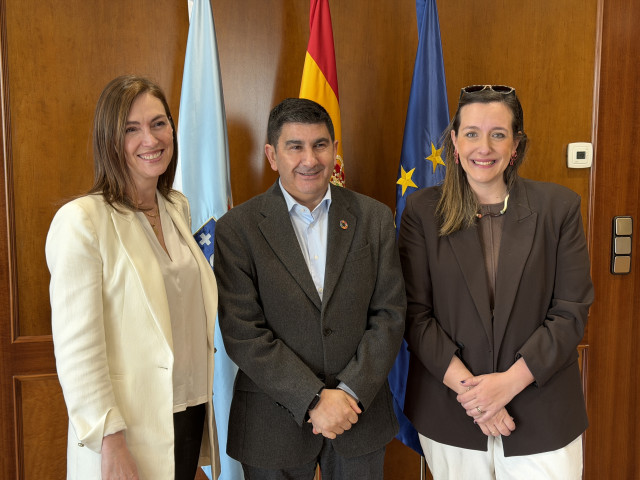 El delegado del Gobierno en Galicia, Pedro Blanco, junto a la nueva presidenta de la Asociación Empresarias de Galicia, Gala Llano, y Luisa López, miembro de la directiva.