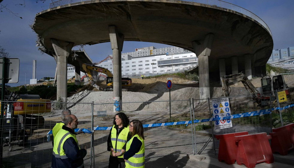 La delegada territorial de la Xunta en A Coruña, Belén do Campo, supervisa las obras por la demolición del viaducto de la AC-12