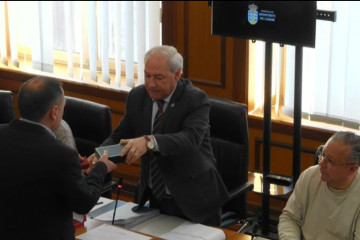 Miguel Tomé toma posesión del acta de concejal en un pleno del Ayuntamiento de Monforte presidido por su padre, José Tomé