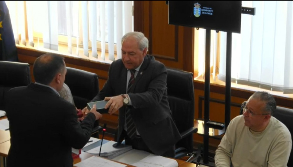 Miguel Tomé toma posesión del acta de concejal en un pleno del Ayuntamiento de Monforte presidido por su padre, José Tomé