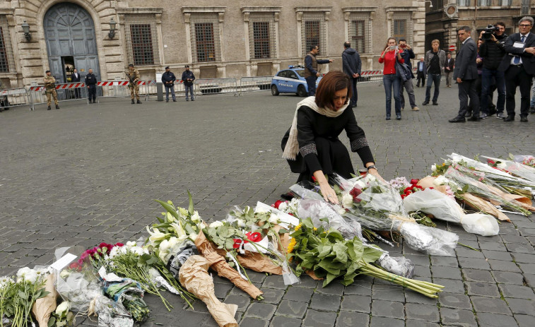 ​París homenajea a los 130 muertos en los atentados
