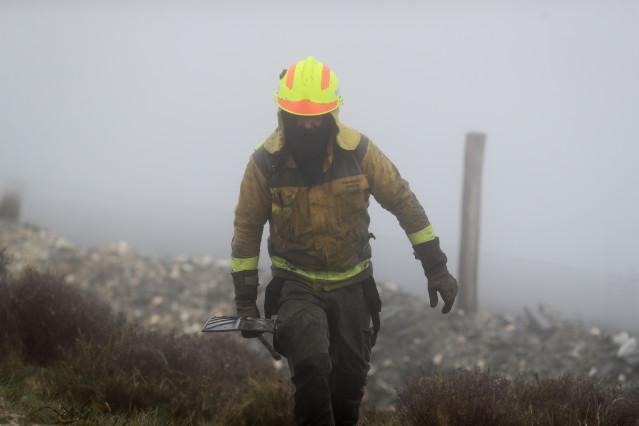 Imagen de archivo de un bombero forestal trabajando en Galicia