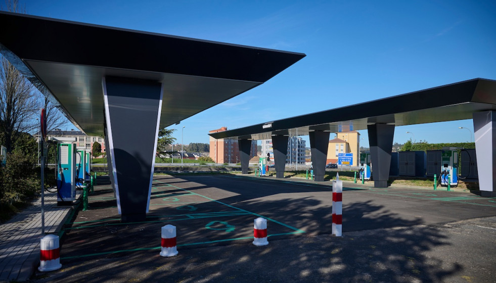 A CORUÑA, 270326. INSTALACION RECARGA ELECTRICIDAD PARA VEHICULOS ELECTROLINERA AREA SERVICIO O BURGO