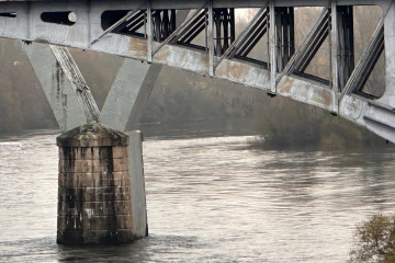 Deterioro de A Ponte Nova de Ourense, denunciado por los diputados ourensanos del PP en el Congreso.