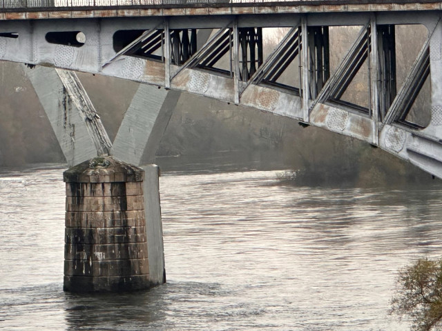 Deterioro de A Ponte Nova de Ourense, denunciado por los diputados ourensanos del PP en el Congreso.