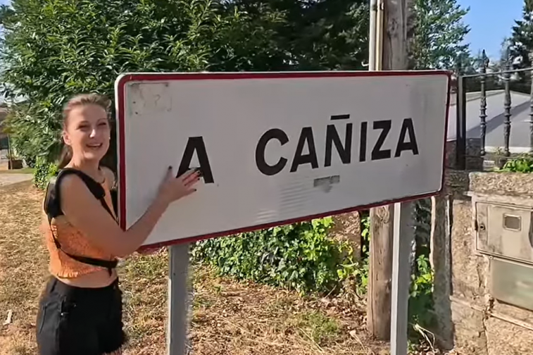 Señal con el topónimo A Caiña en una una imagen del canal de Youtube Viaxeiros Galegos