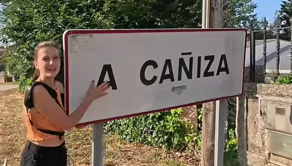 Señal con el topónimo A Caiña en una una imagen del canal de Youtube Viaxeiros Galegos
