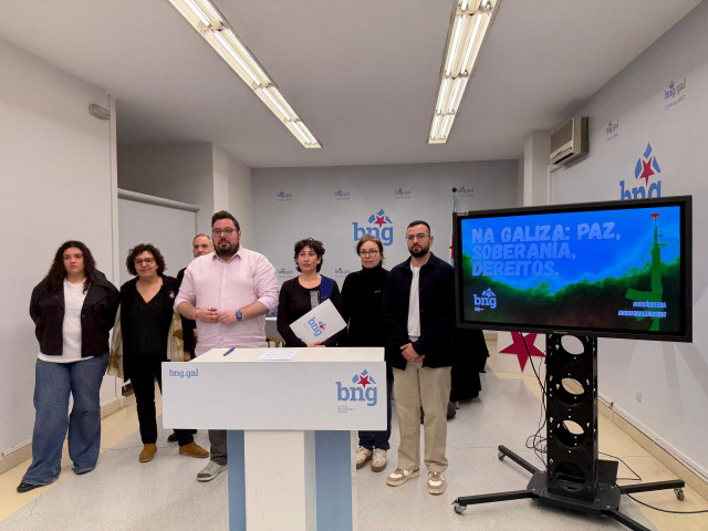 Xabier Pérez Igrexas y Lucía López, entre otros, en la rueda de prensa de este martes.