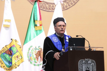El catedrático de Reumatología de la Universidade da Coruña (UDC) Francisco Blanco, investido Honoris Causa por la Universidad Autónoma de Coahuila, en México.