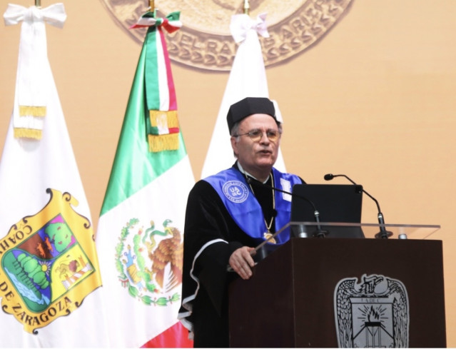 El catedrático de Reumatología de la Universidade da Coruña (UDC) Francisco Blanco, investido Honoris Causa por la Universidad Autónoma de Coahuila, en México.