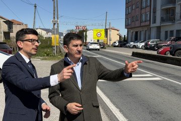 El alcalde de Padrón, Anxo Rei, y el delegado del Gobierno, Pedro Blanco, en Padrón