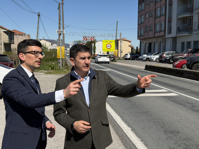 El alcalde de Padrón, Anxo Rei, y el delegado del Gobierno, Pedro Blanco, en Padrón