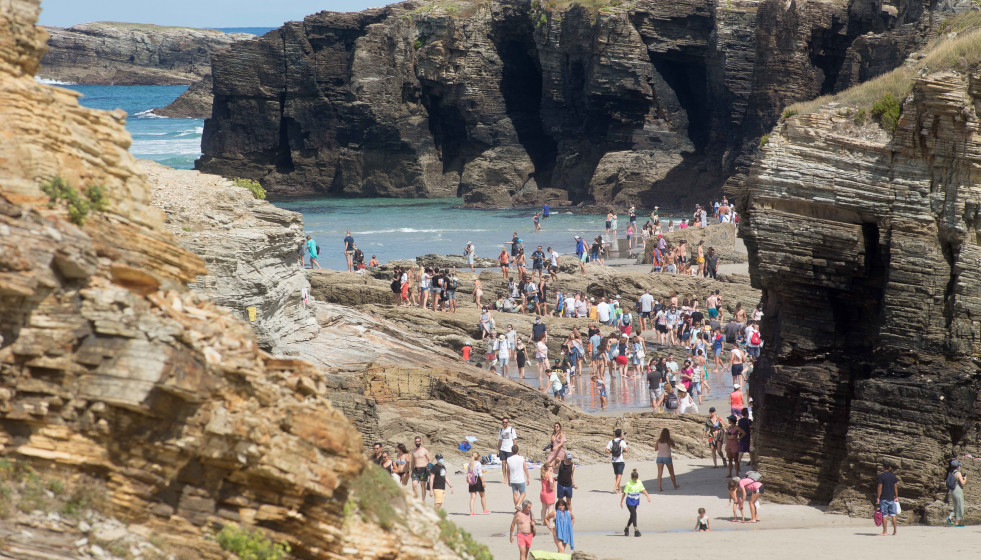 Archivo - Turistas pasean por la playa de As Catedrais.