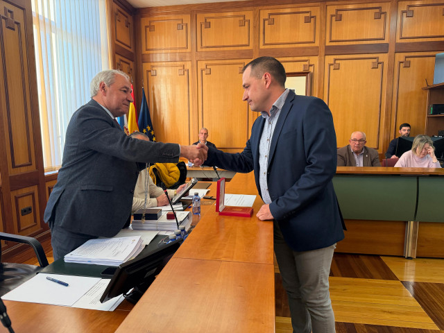 Toma de posesión como concejal de Miguel Tomé, saludando a José Tomé en pleno