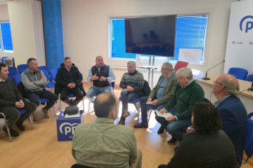 Los senadores del PP lucense, José Manuel Barreiro, José Manuel Balseiro y Juan Serrano, se reúnen con representantes de Adislugo.