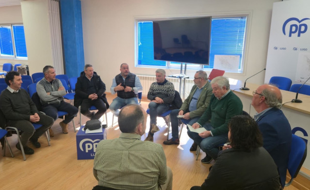 Los senadores del PP lucense, José Manuel Barreiro, José Manuel Balseiro y Juan Serrano, se reúnen con representantes de Adislugo.