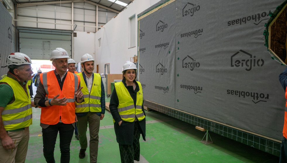 La conselleira de Economía e Industria, María Jesús Lorenzana, visita la empresa Enpezas en O Porriño (Pontevedra).