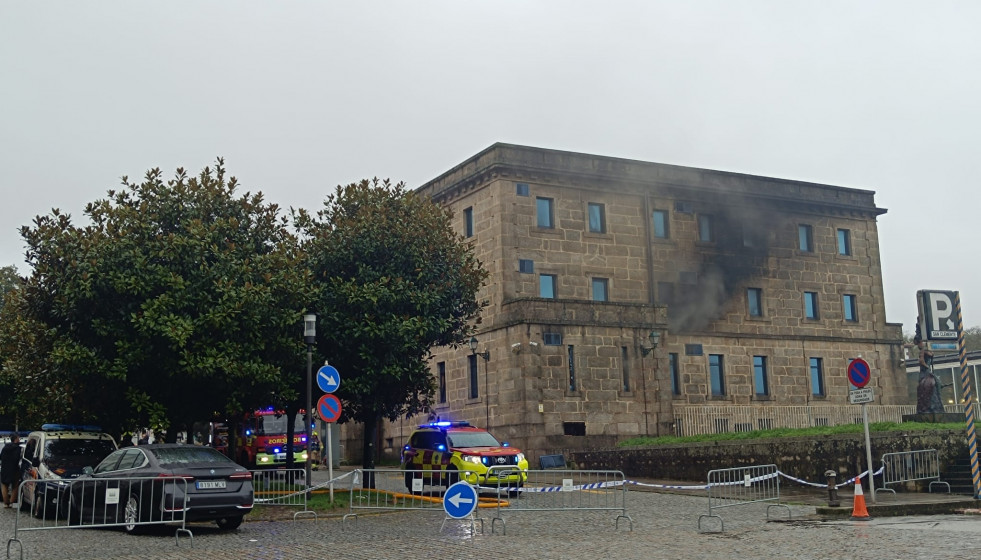 Archivo - Humo sale de la Comisaría de Santiago